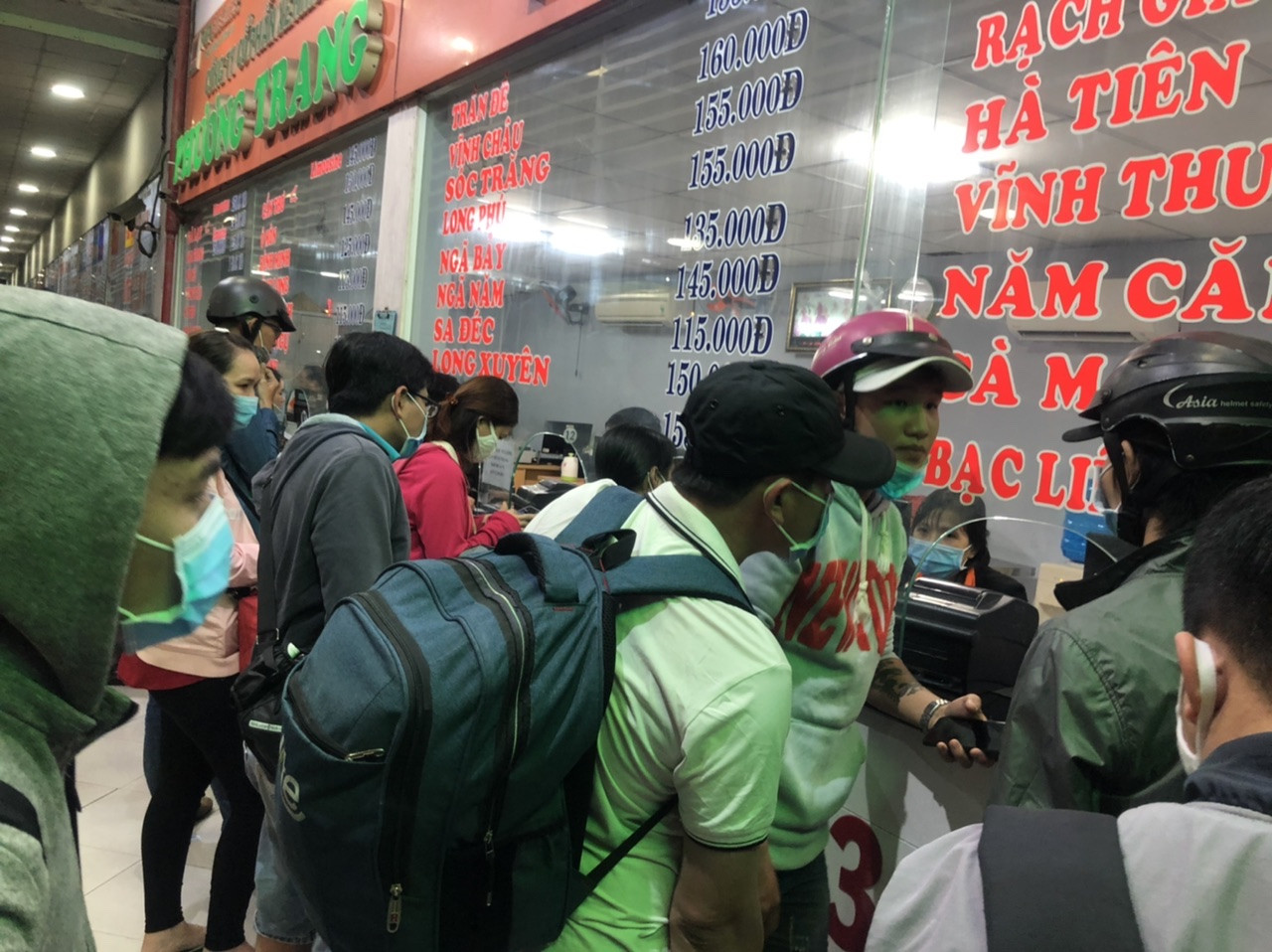 Nghìn nghịt người chen chân mua vé về quê trong đêm cuối năm ảnh 10