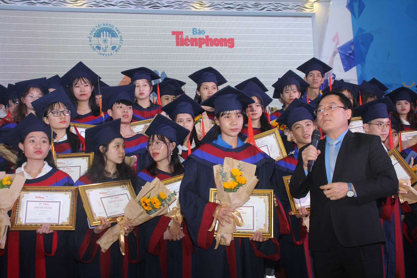 Hoa hậu Đỗ Thị Hà tâm sự xúc động với các tân thủ khoa ảnh 6 Hoa hậu Đỗ Thị Hà tâm sự xúc động với các tân thủ khoa ảnh 6