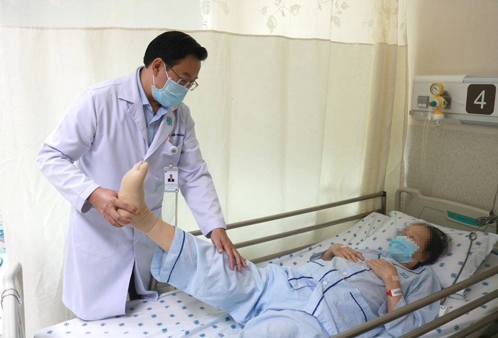 Đắp thuốc trôi nổi trị đau lưng, cụ bà bị liệt chi ảnh 4