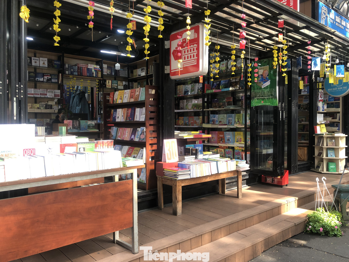 Sợ corona, nhiều điểm tham quan ở Sài Gòn ‘vắng như chùa bà đanh’ ảnh 7