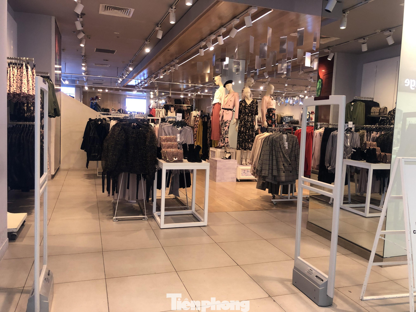 Sợ corona, nhiều điểm tham quan ở Sài Gòn ‘vắng như chùa bà đanh’ ảnh 15