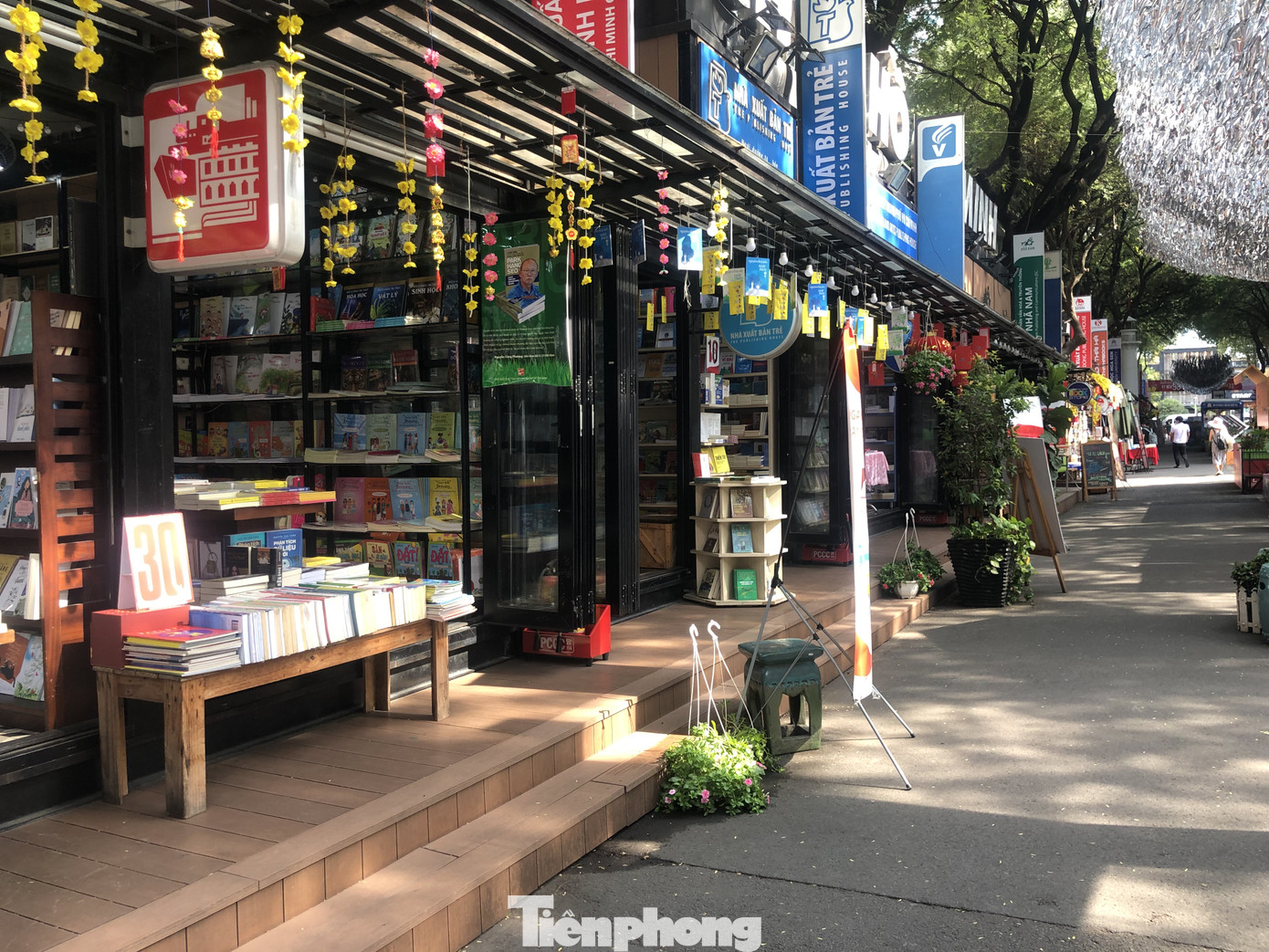 Sợ corona, nhiều điểm tham quan ở Sài Gòn ‘vắng như chùa bà đanh’ ảnh 8