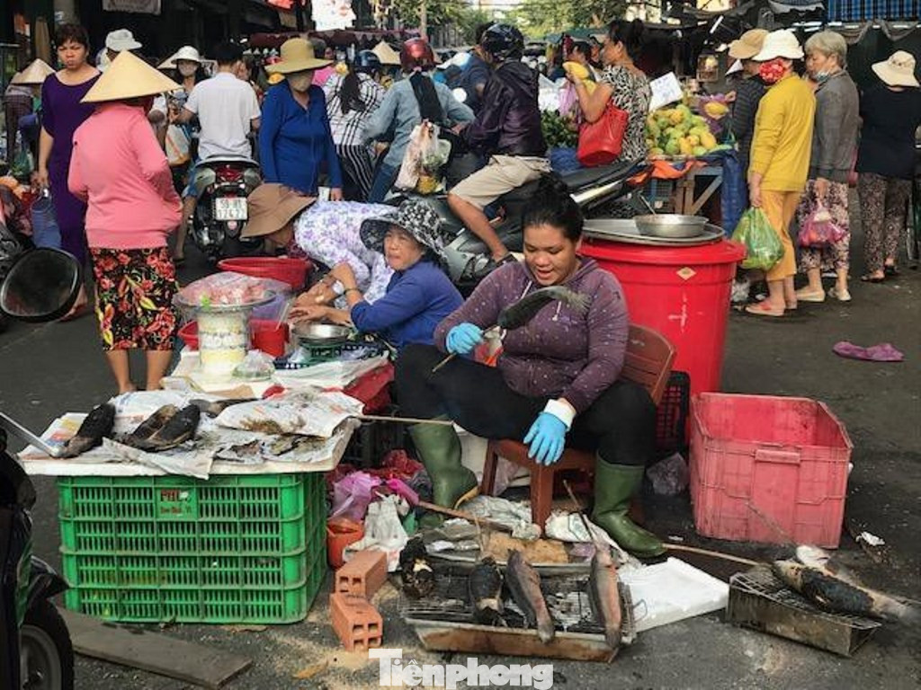 Trước 'bão' corona, cá lóc nướng vẫn đắt hàng ngày Thần Tài ảnh 9