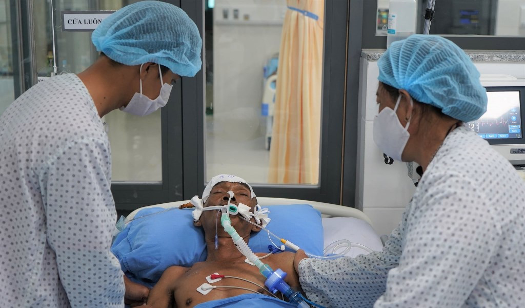 Cứu sống một trường hợp hi hữu đột quỵ trên cây dừa ảnh 1