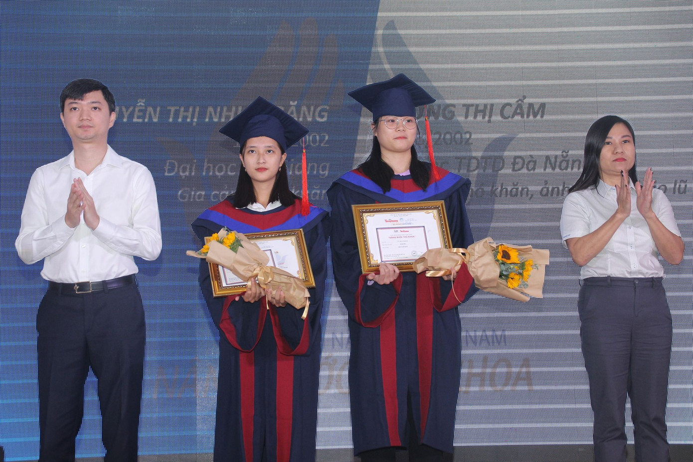 Phần thưởng bất ngờ dành cho cô thủ khoa người H'rê Đinh Thị Huệ ảnh 8