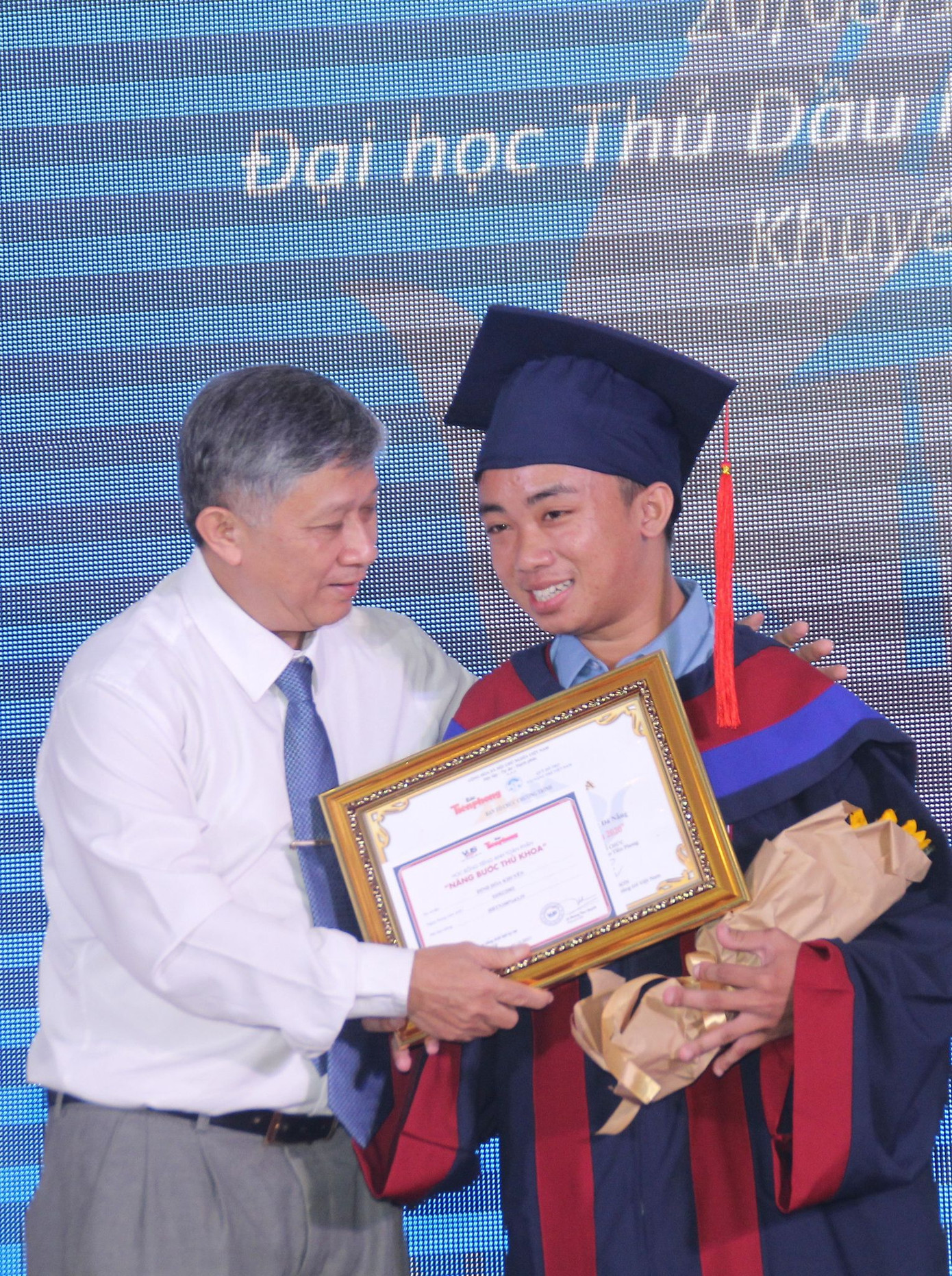 Phần thưởng bất ngờ dành cho cô thủ khoa người H'rê Đinh Thị Huệ ảnh 3