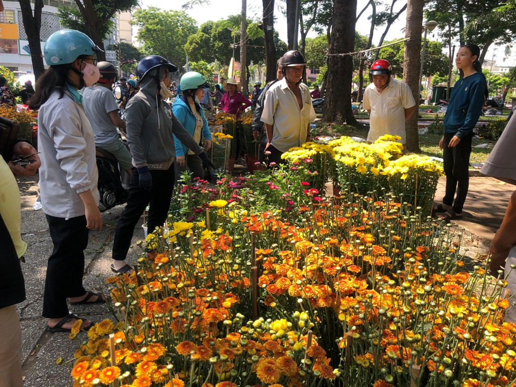 100 nghìn đồng 3 chậu cúc, khách vẫn kỳ kèo trước giao thừa ảnh 31