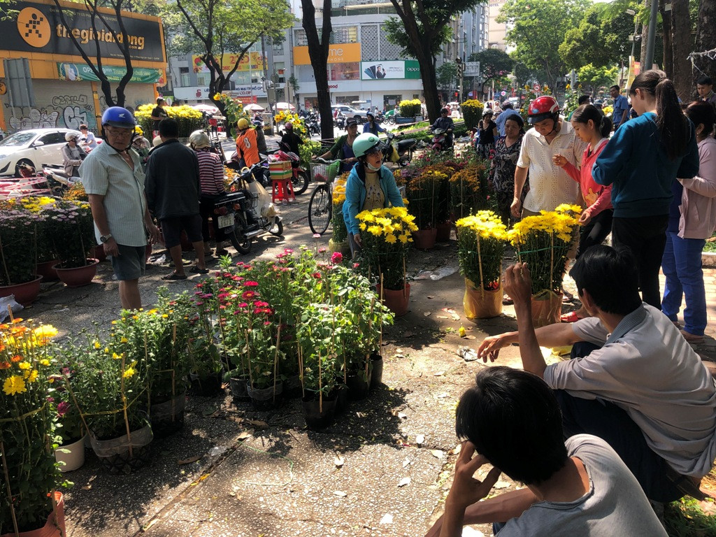 100 nghìn đồng 3 chậu cúc, khách vẫn kỳ kèo trước giao thừa ảnh 29