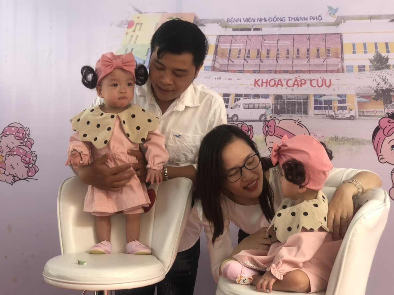 Song Nhi xúng xính áo hồng trong ngày xuất viện ảnh 10