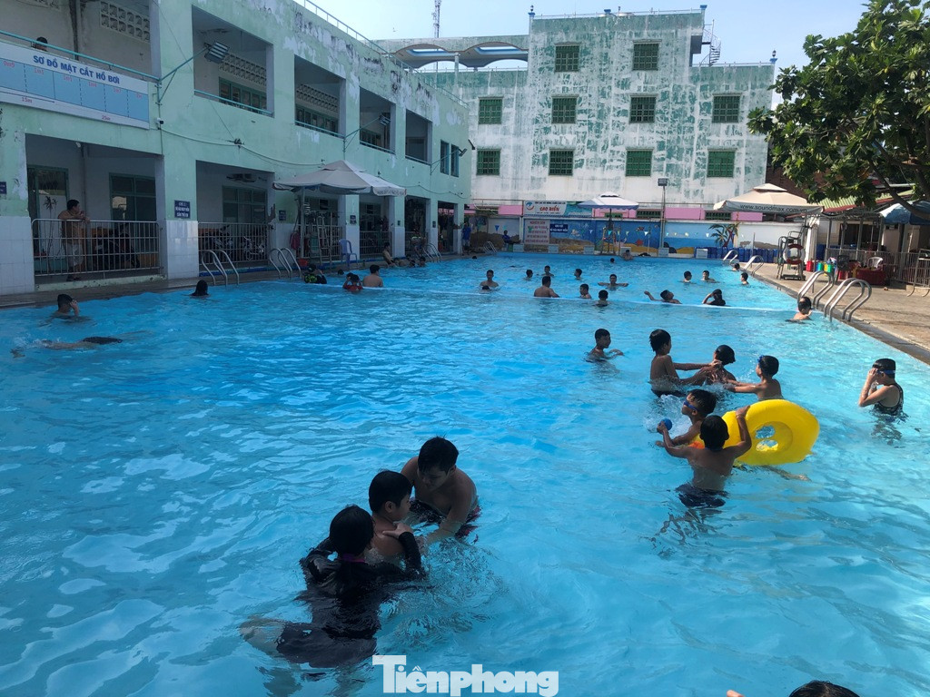 Chưa hết COVID-19, đi bơi 'vừa vui vừa lo' ảnh 1