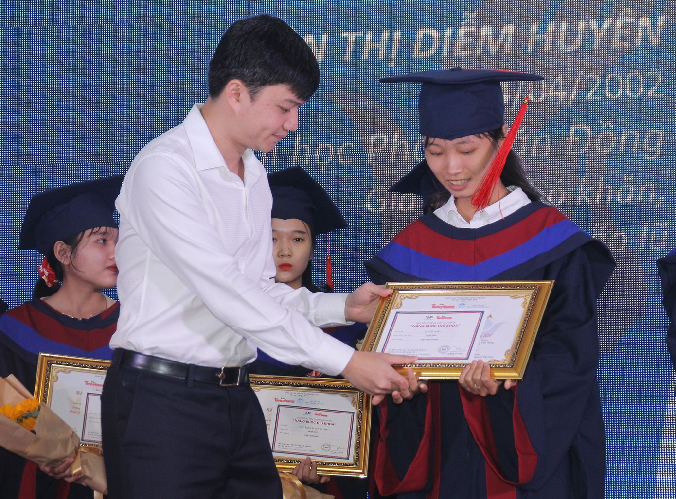 Phần thưởng bất ngờ dành cho cô thủ khoa người H'rê Đinh Thị Huệ ảnh 7