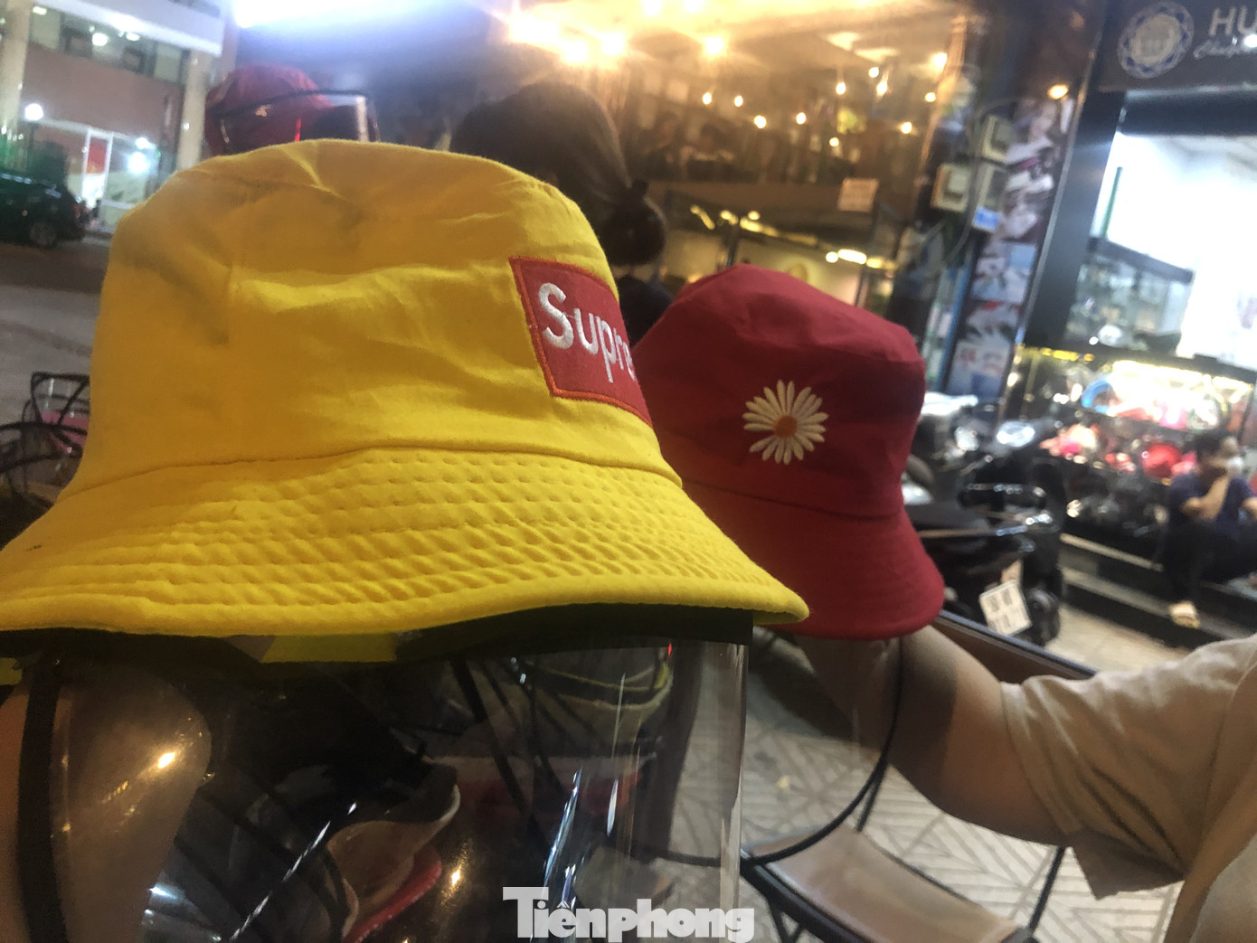 Mũ chống dịch 'đắt như tôm tươi' thời Covid-19, ngăn được virus? ảnh 2