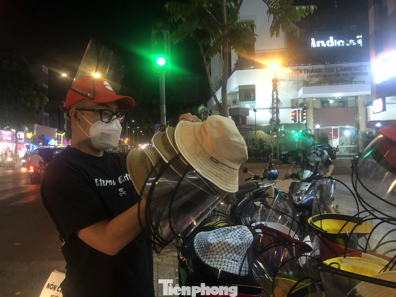 Mũ chống dịch 'đắt như tôm tươi' thời Covid-19, ngăn được virus? ảnh 12