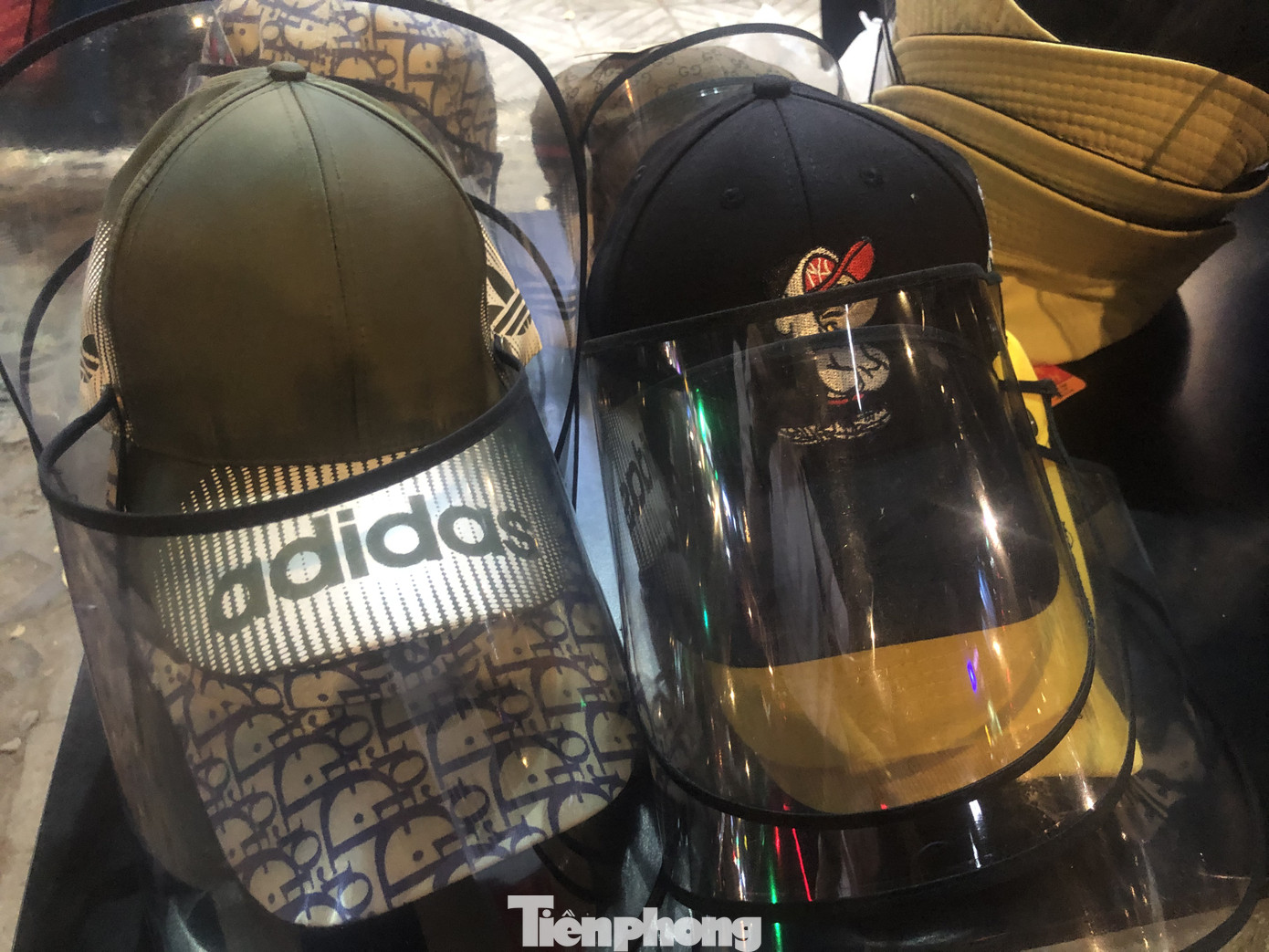 Mũ chống dịch 'đắt như tôm tươi' thời Covid-19, ngăn được virus? ảnh 3