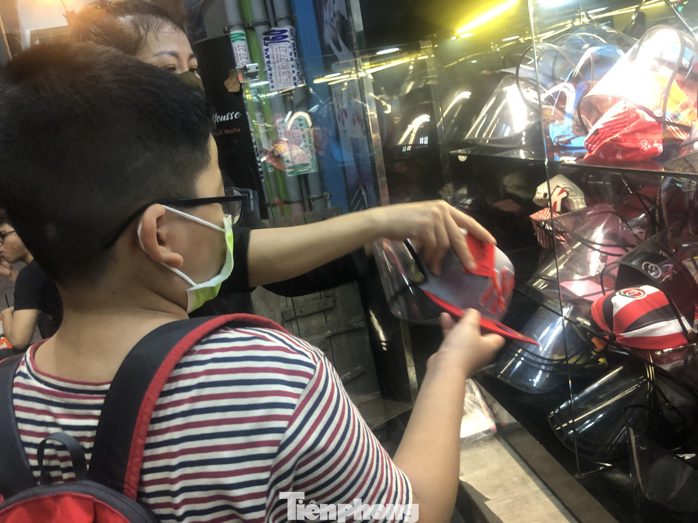 Mũ chống dịch 'đắt như tôm tươi' thời Covid-19, ngăn được virus? ảnh 9