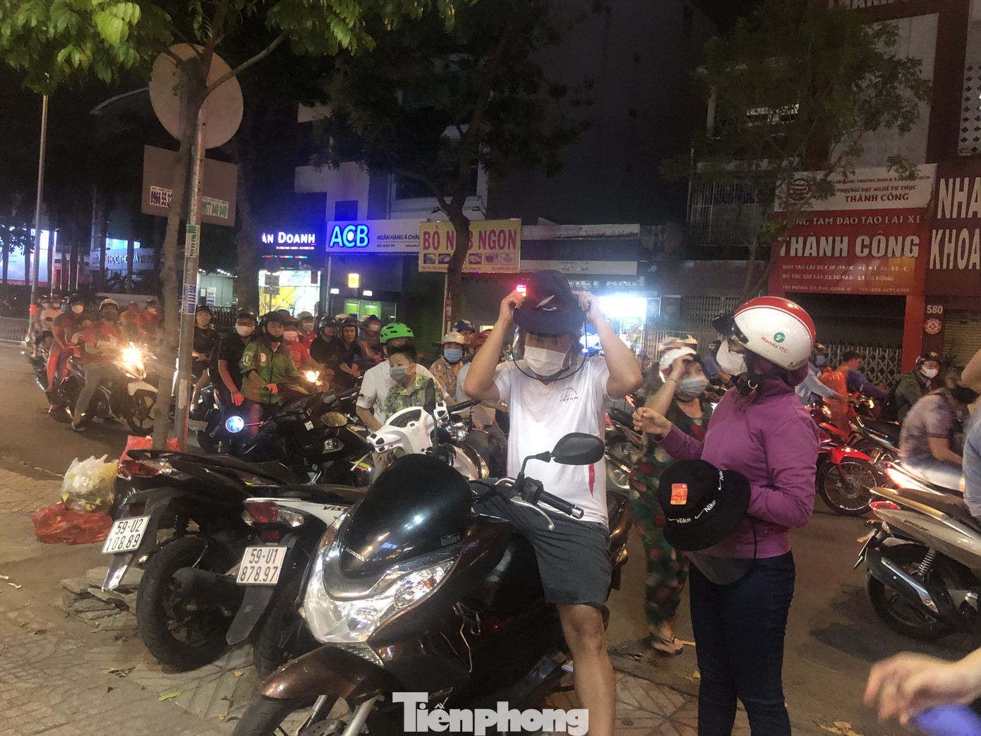 Mũ chống dịch 'đắt như tôm tươi' thời Covid-19, ngăn được virus? ảnh 13