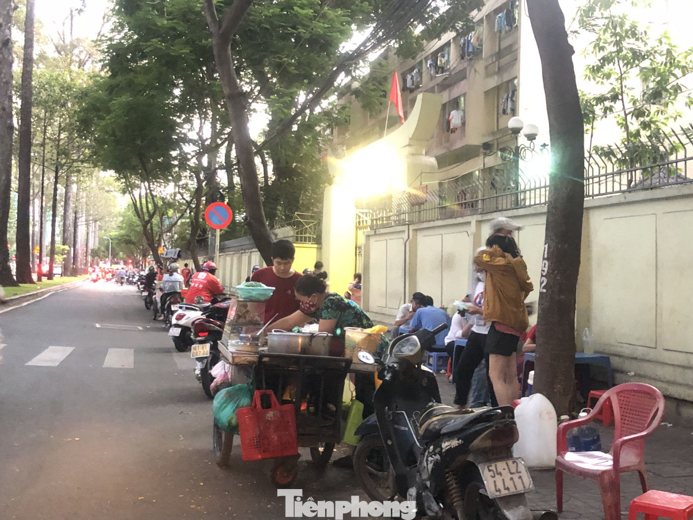 TPHCM yêu cầu người giao nhận thực phẩm phải đứng cách nhau 2 mét ảnh 1