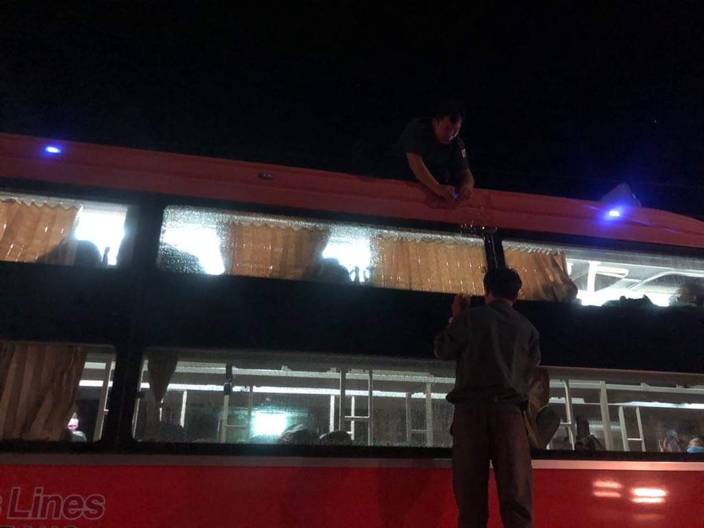 Khách hoảng loạn vì cả chục xe giường nằm bị ném đá trong đêm ảnh 5