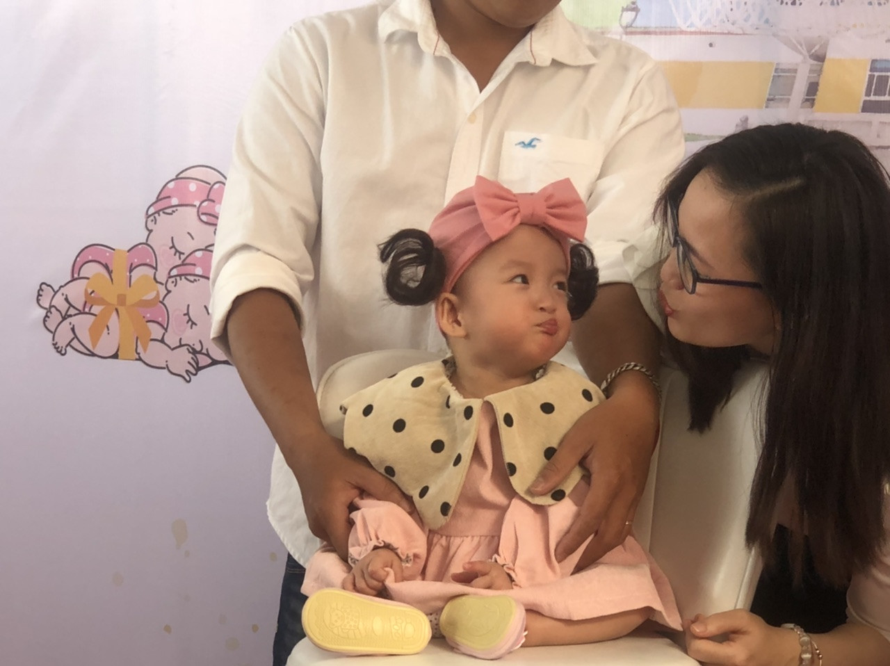 Song Nhi xúng xính áo hồng trong ngày xuất viện ảnh 3