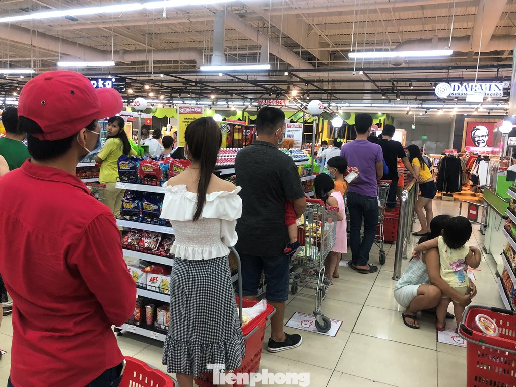 Dân Sài Gòn vào siêu thị săn đồ giảm giá đợt nghỉ lễ ảnh 7