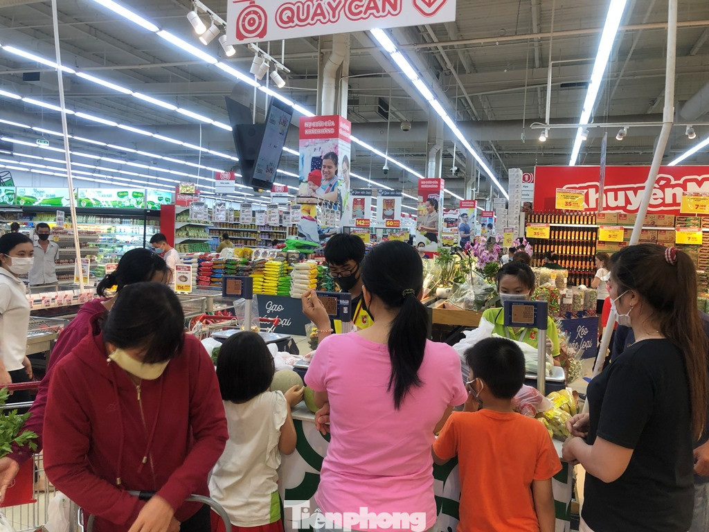 Dân Sài Gòn vào siêu thị săn đồ giảm giá đợt nghỉ lễ ảnh 4