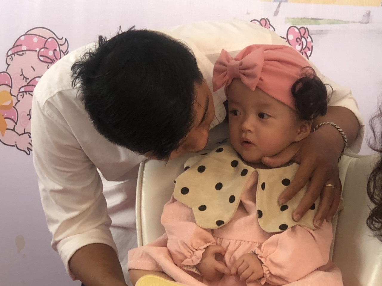 Song Nhi xúng xính áo hồng trong ngày xuất viện ảnh 4