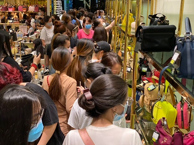 TPHCM: Rồng rắn chen chân mua hàng giảm giá ngày Black Friday ảnh 6