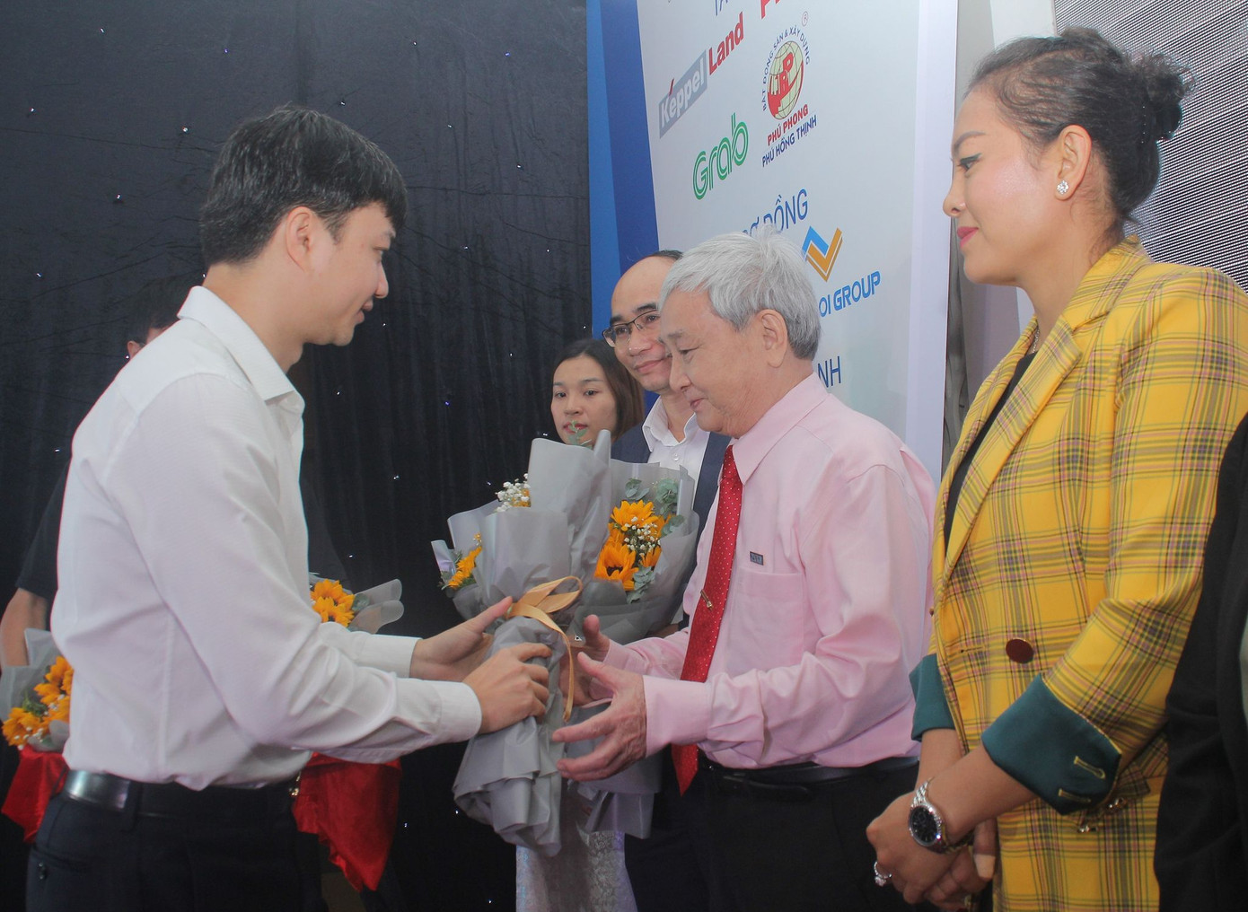 Trân quý các bạn sinh viên không đầu hàng nghịch cảnh ảnh 7