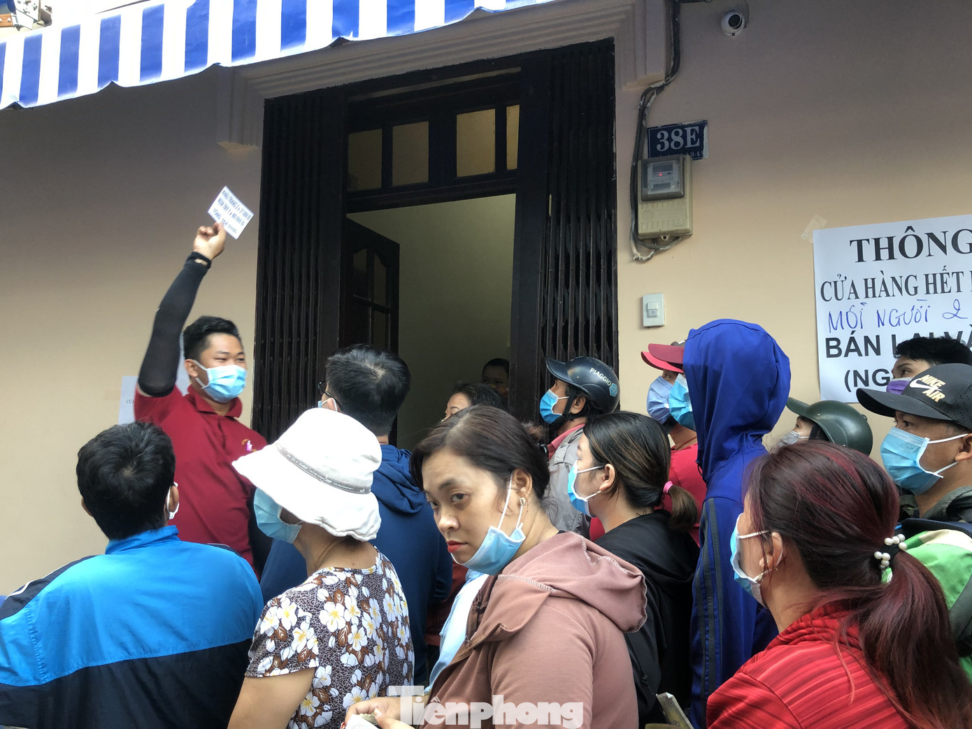 Đi 50km, xếp hàng từ 3h sáng chỉ để mua 2 hộp khẩu trang phòng corona ảnh 12