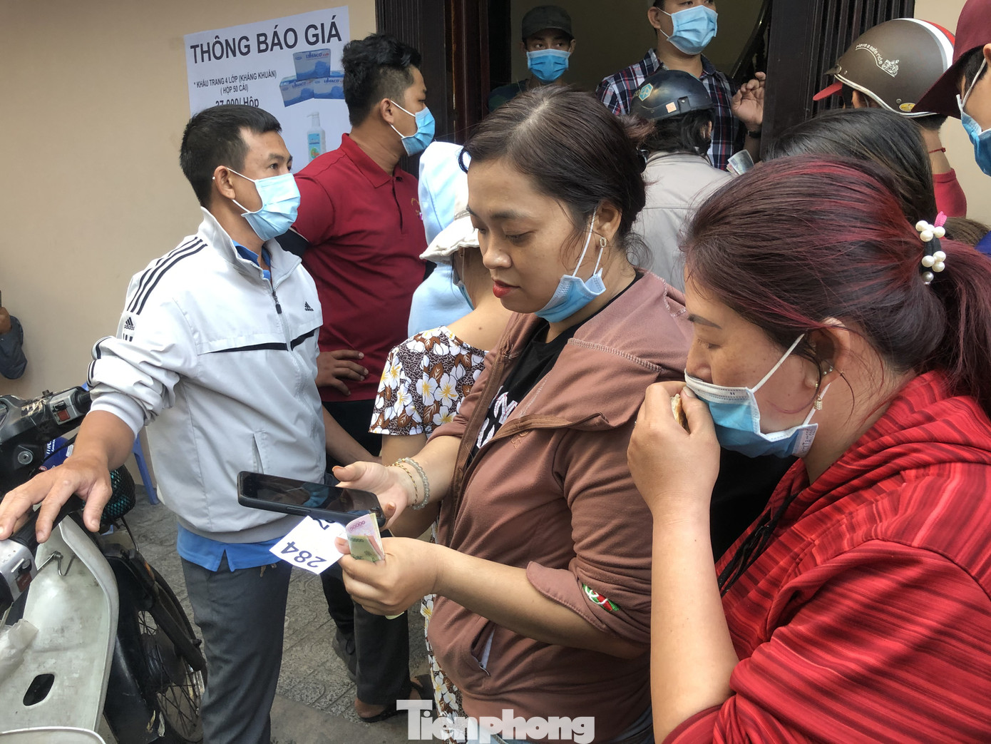 Đi 50km, xếp hàng từ 3h sáng chỉ để mua 2 hộp khẩu trang phòng corona ảnh 14