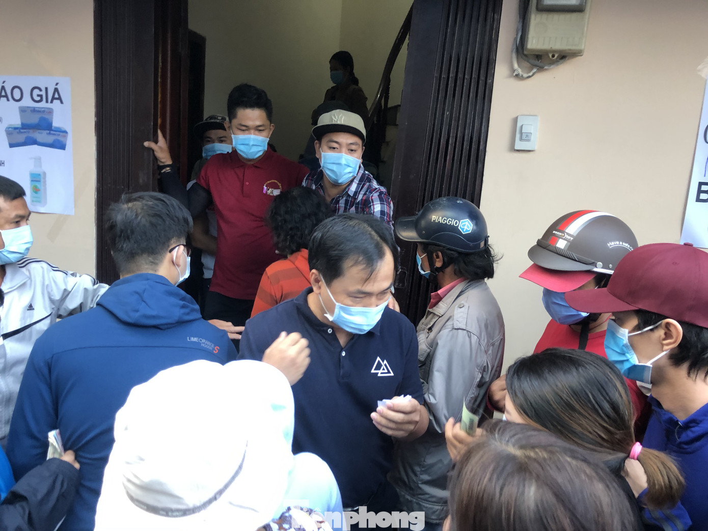 Đi 50km, xếp hàng từ 3h sáng chỉ để mua 2 hộp khẩu trang phòng corona ảnh 15