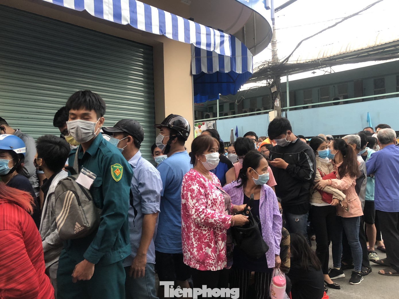 Đi 50km, xếp hàng từ 3h sáng chỉ để mua 2 hộp khẩu trang phòng corona ảnh 6