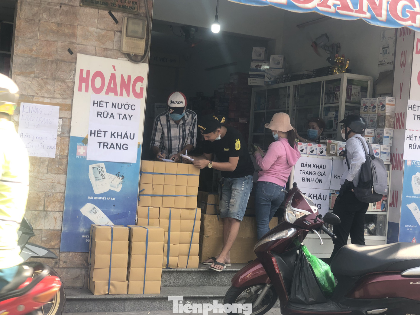 Đi 50km, xếp hàng từ 3h sáng chỉ để mua 2 hộp khẩu trang phòng corona ảnh 22