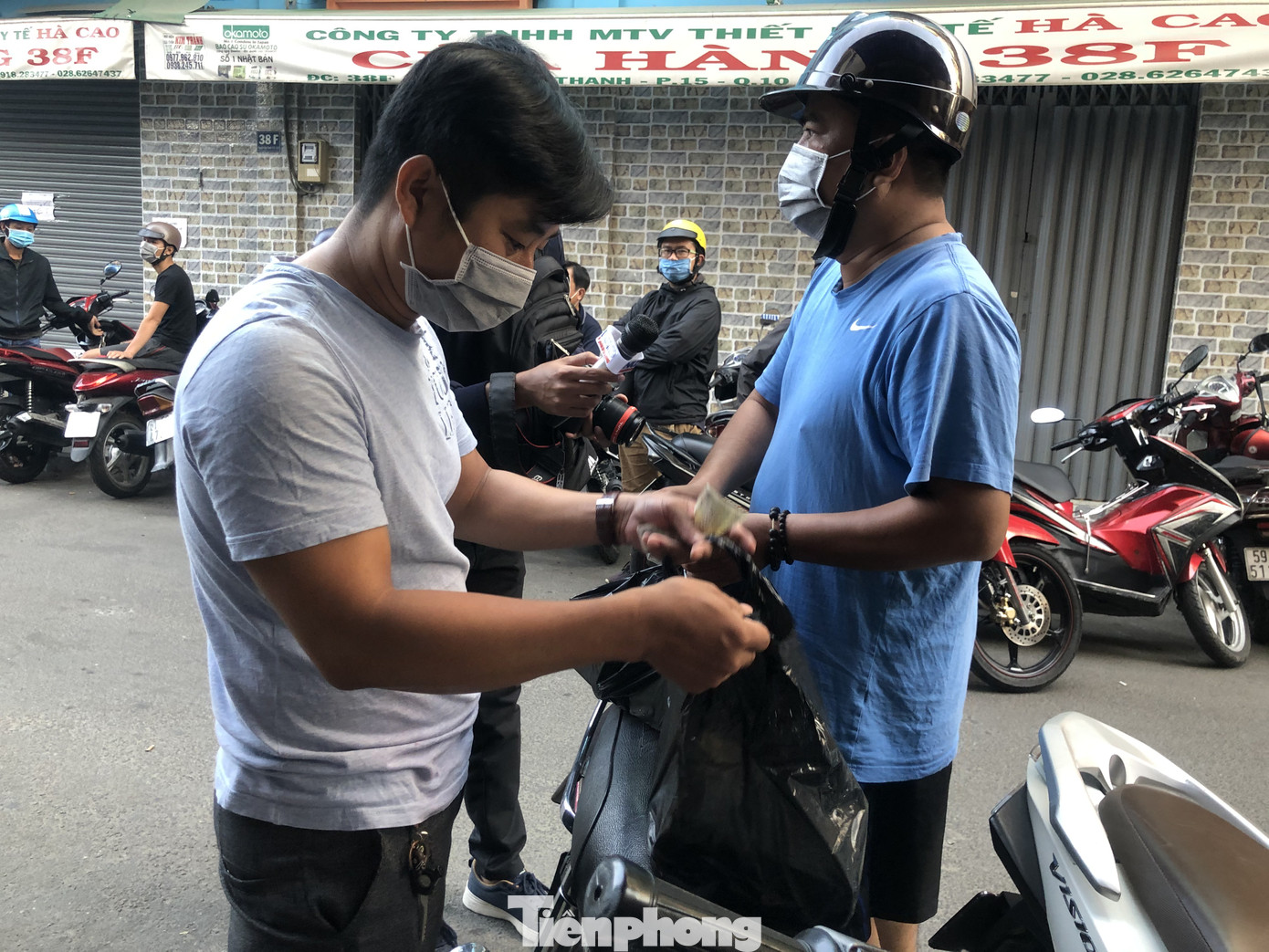 Đi 50km, xếp hàng từ 3h sáng chỉ để mua 2 hộp khẩu trang phòng corona ảnh 19