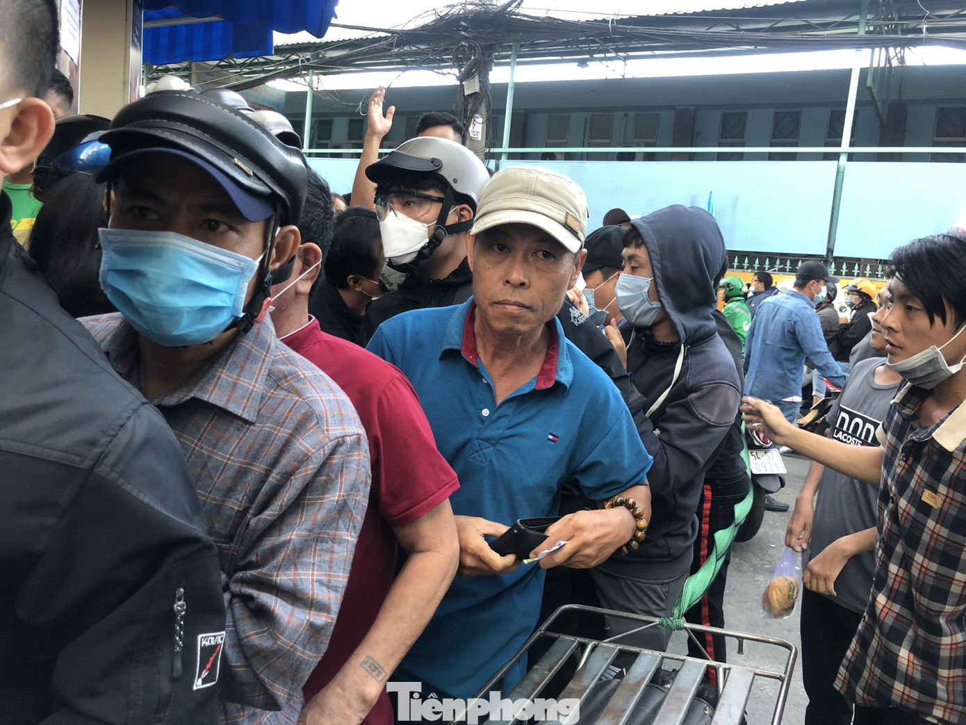 Đi 50km, xếp hàng từ 3h sáng chỉ để mua 2 hộp khẩu trang phòng corona ảnh 10