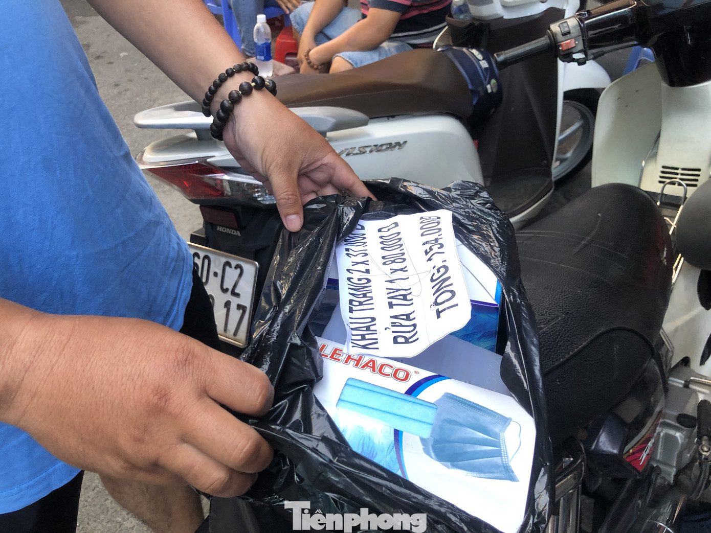 Đi 50km, xếp hàng từ 3h sáng chỉ để mua 2 hộp khẩu trang phòng corona ảnh 20