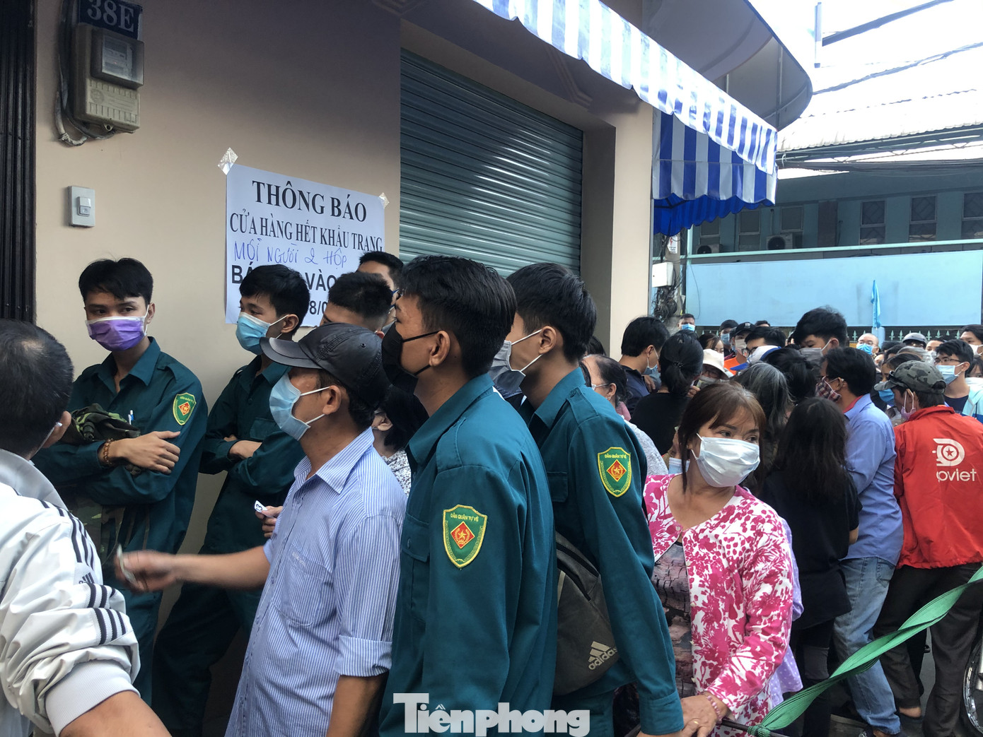 Đi 50km, xếp hàng từ 3h sáng chỉ để mua 2 hộp khẩu trang phòng corona ảnh 16