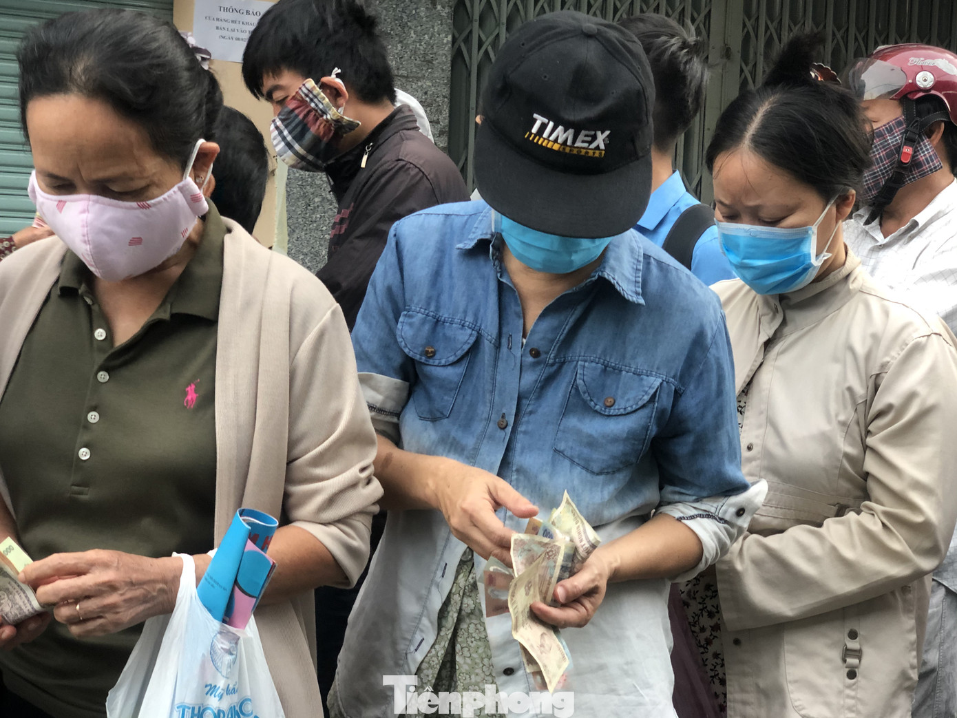 Đi 50km, xếp hàng từ 3h sáng chỉ để mua 2 hộp khẩu trang phòng corona ảnh 9