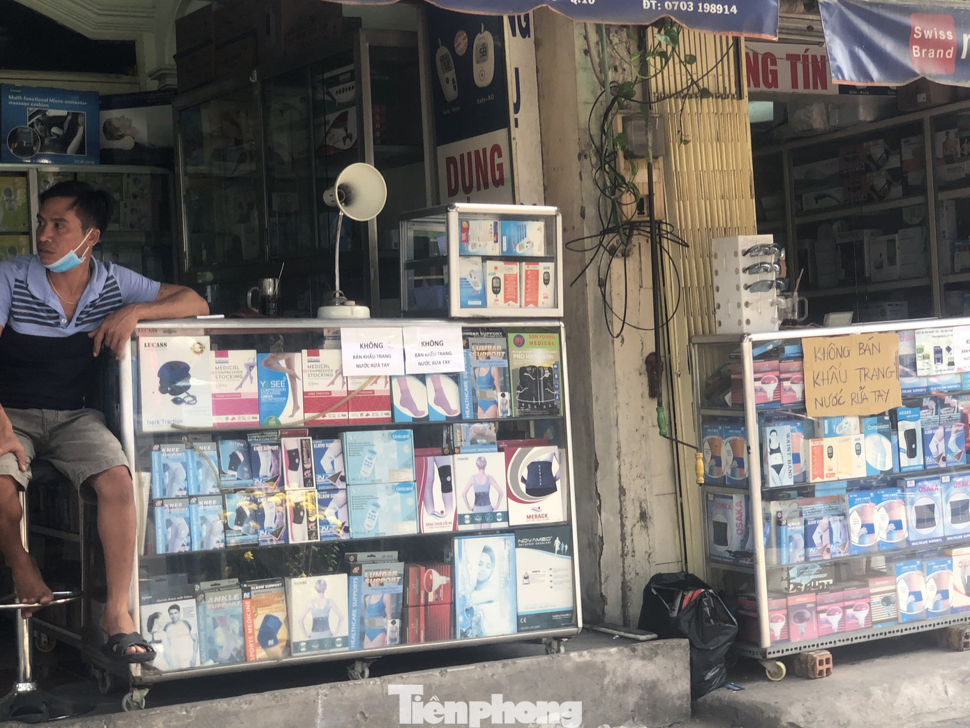 Đi 50km, xếp hàng từ 3h sáng chỉ để mua 2 hộp khẩu trang phòng corona ảnh 23