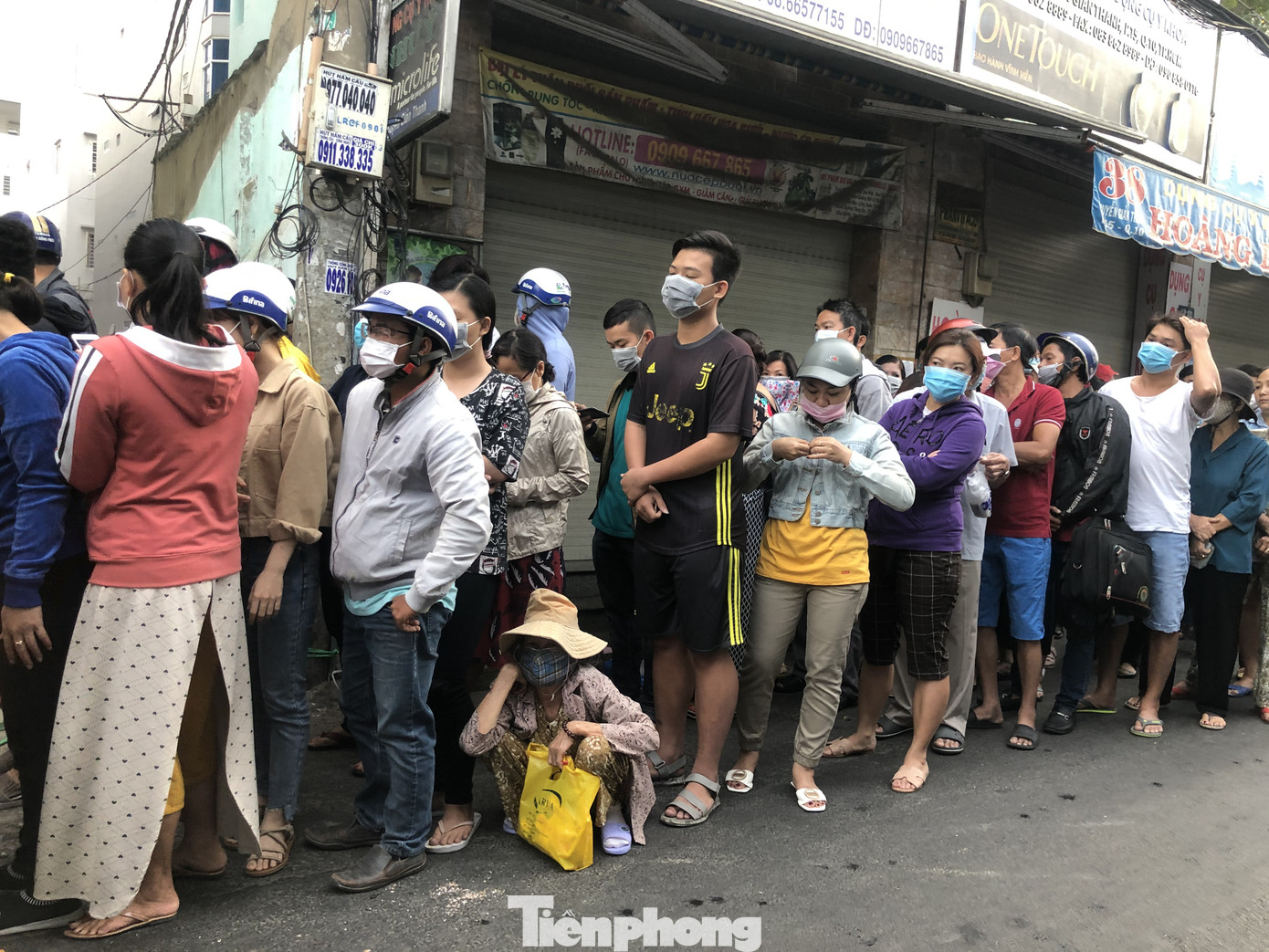 Đi 50km, xếp hàng từ 3h sáng chỉ để mua 2 hộp khẩu trang phòng corona ảnh 3