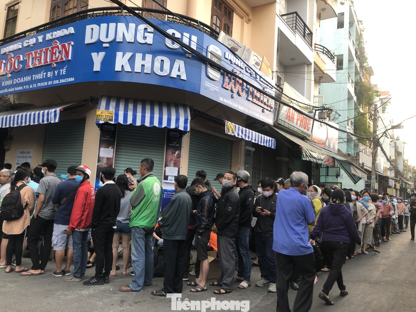 Đi 50km, xếp hàng từ 3h sáng chỉ để mua 2 hộp khẩu trang phòng corona ảnh 2
