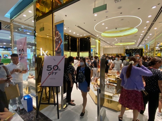 TPHCM: Rồng rắn chen chân mua hàng giảm giá ngày Black Friday ảnh 4
