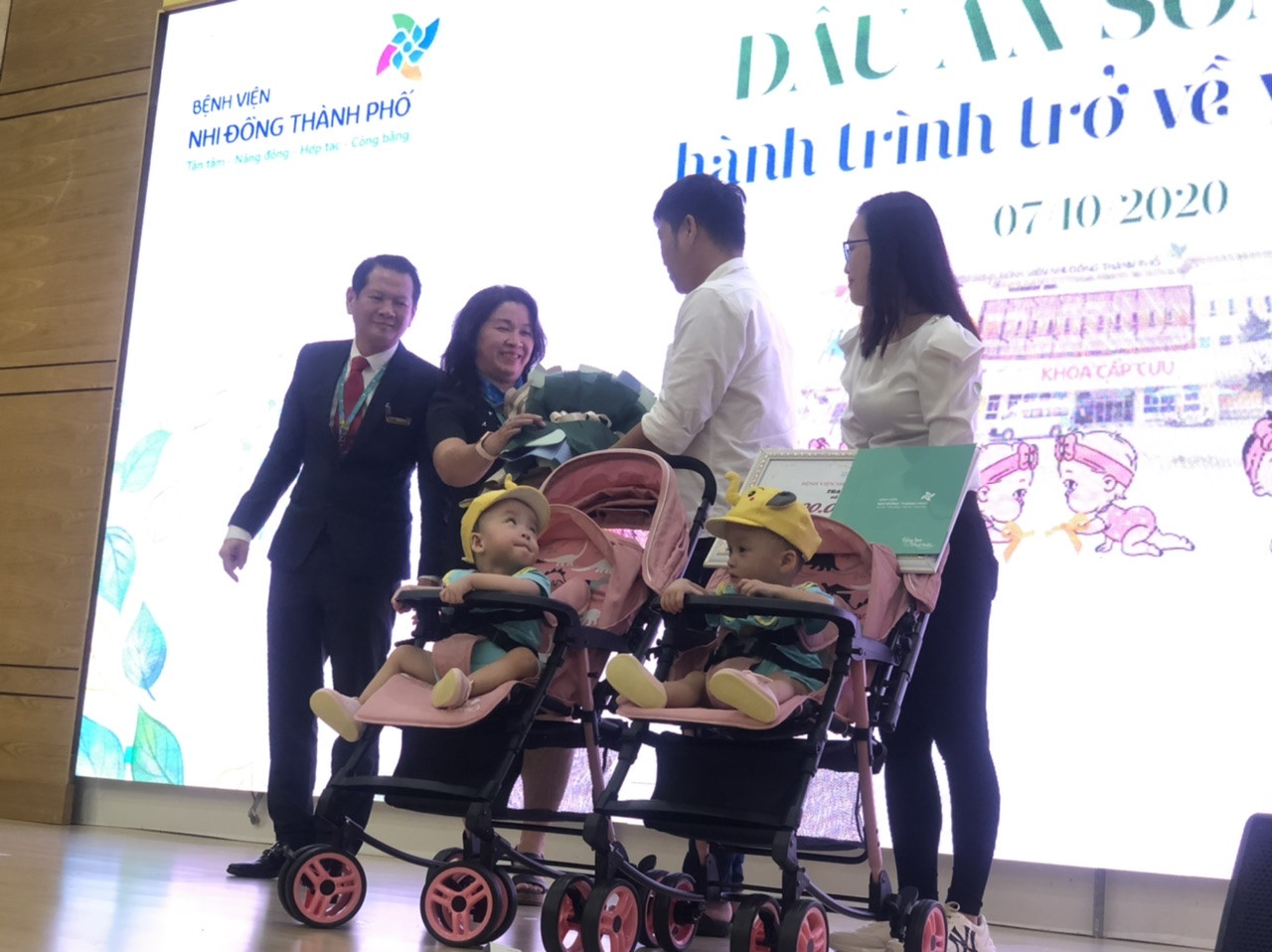 Y bác sĩ bịn rịn không rời giây phút tạm chia tay 2 thiên thần nhỏ song Nhi ảnh 1