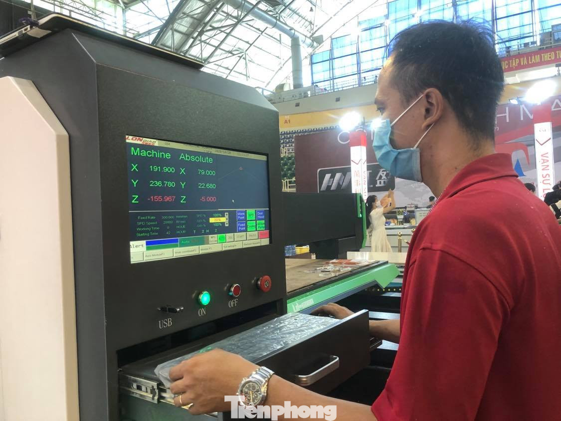 Sau 'ngủ đông' do COVID-19, doanh nghiệp ngành quảng cáo chạy đua tìm khách hàng ảnh 1