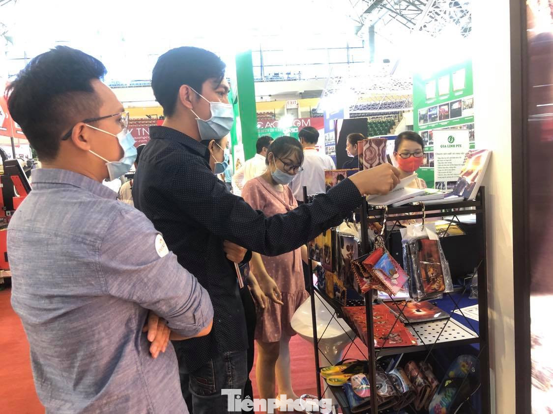 Sau 'ngủ đông' do COVID-19, doanh nghiệp ngành quảng cáo chạy đua tìm khách hàng ảnh 4