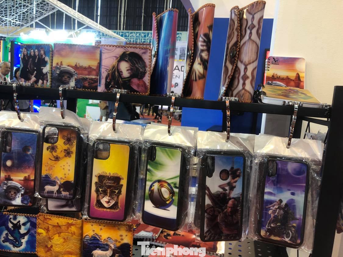 Sau 'ngủ đông' do COVID-19, doanh nghiệp ngành quảng cáo chạy đua tìm khách hàng ảnh 2