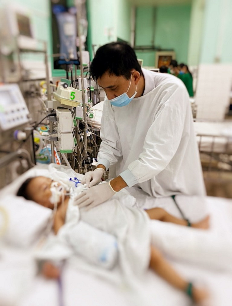 Bé 2 tuổi bị chó Alaska cắn rách khí quản ảnh 1