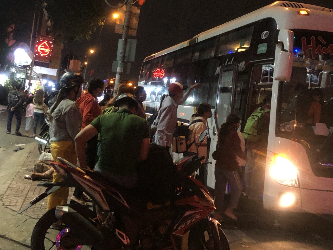 Nghìn nghịt người chen chân mua vé về quê trong đêm cuối năm ảnh 13