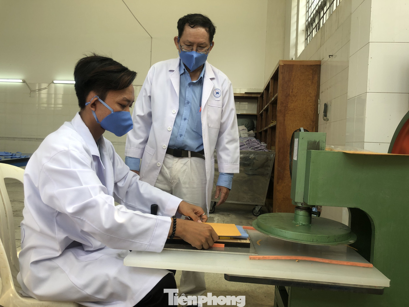Khẩu trang 'độc lạ' của bác sĩ bệnh viện Thống Nhất ảnh 5