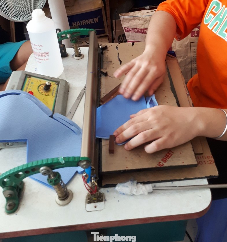 Khẩu trang 'độc lạ' của bác sĩ bệnh viện Thống Nhất ảnh 15